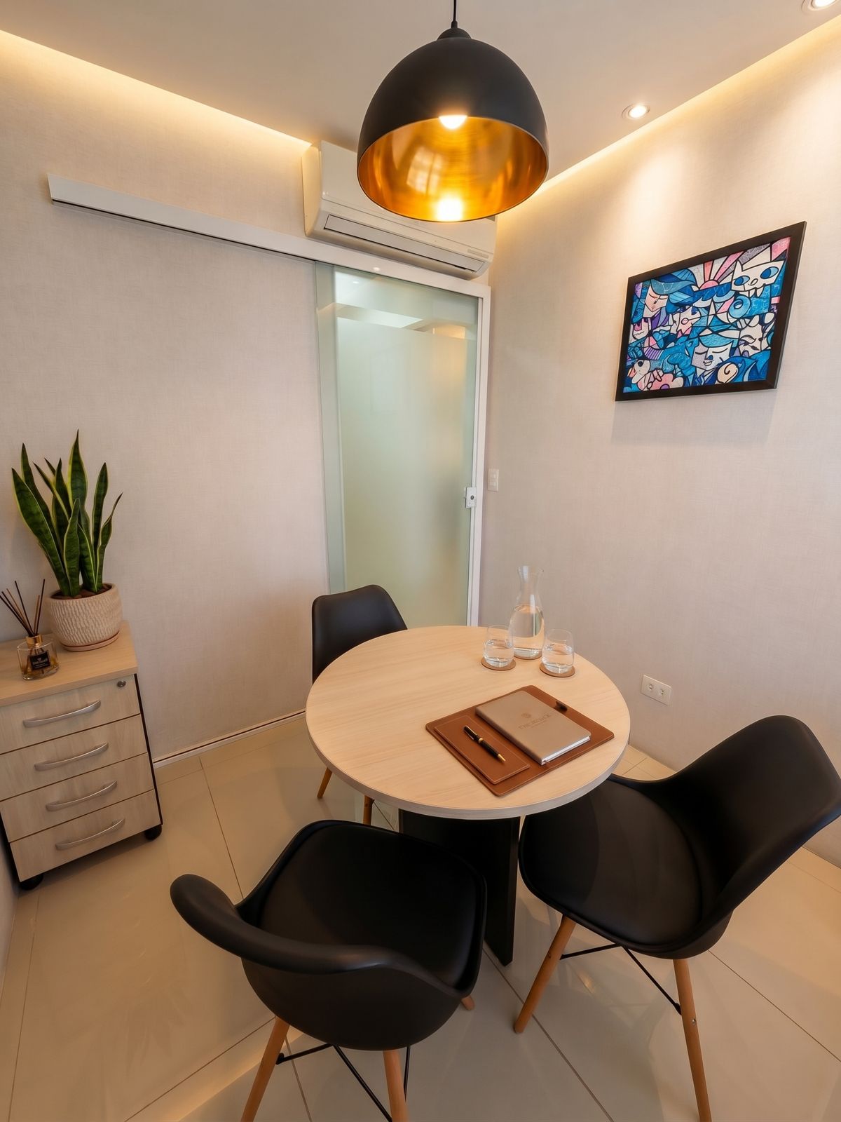 Sala de atendimento com mesa redonda