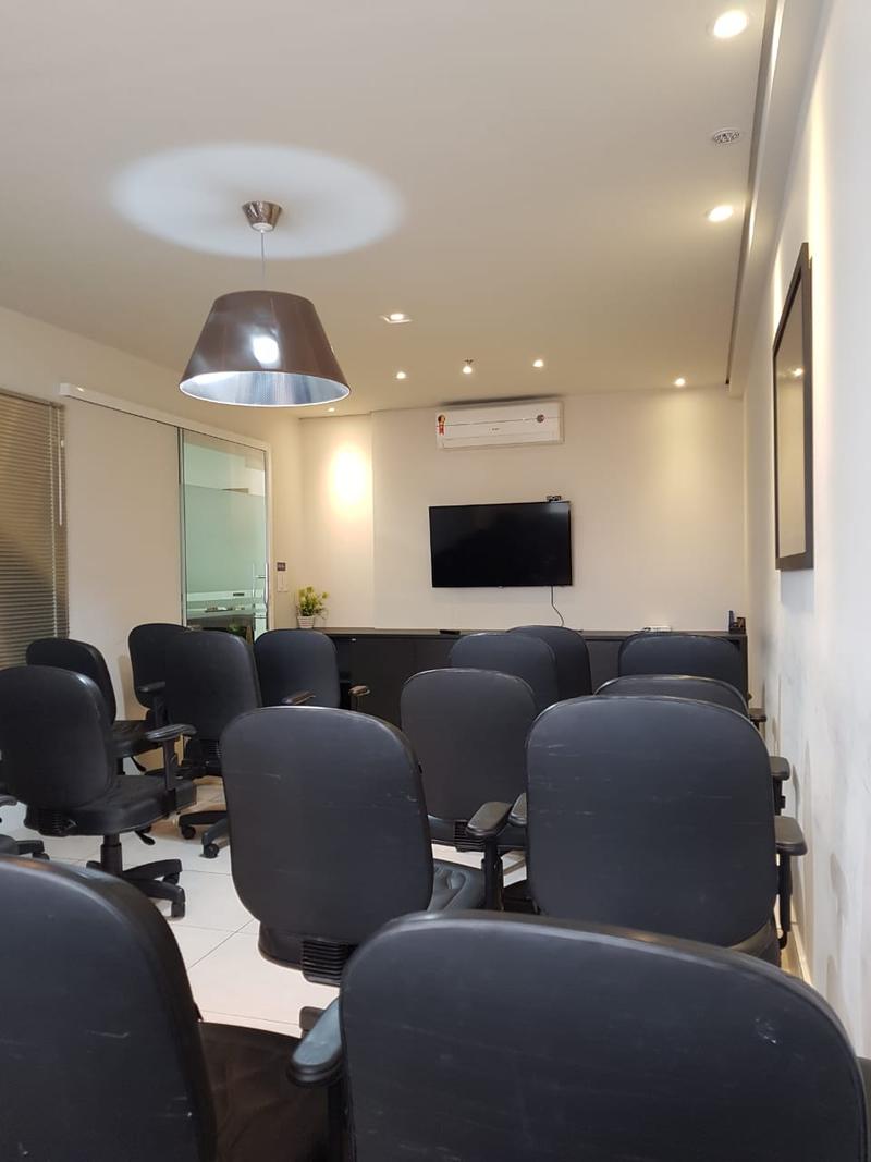 Auditório do Top Office visto do fundo, com as cadeiras voltadas para a TV