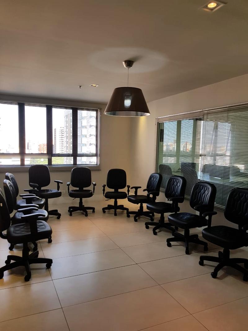Auditório do Top Office, com janelas e vista da cidade