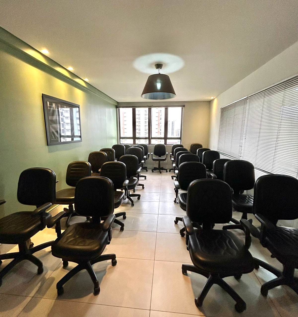 Auditório para 25 pessoas, com cadeiras em fileiras