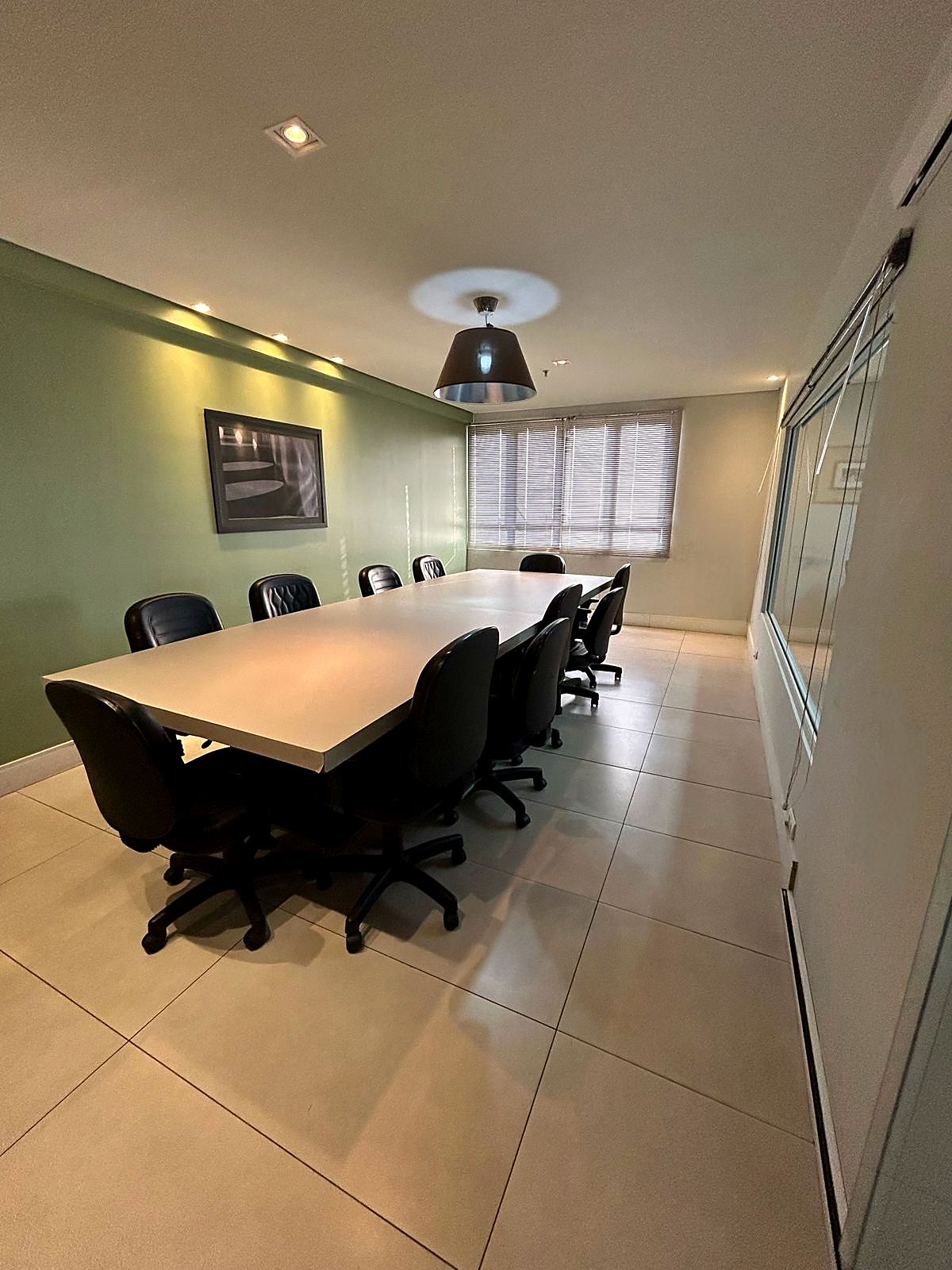 Sala de conferência com mesa longa
