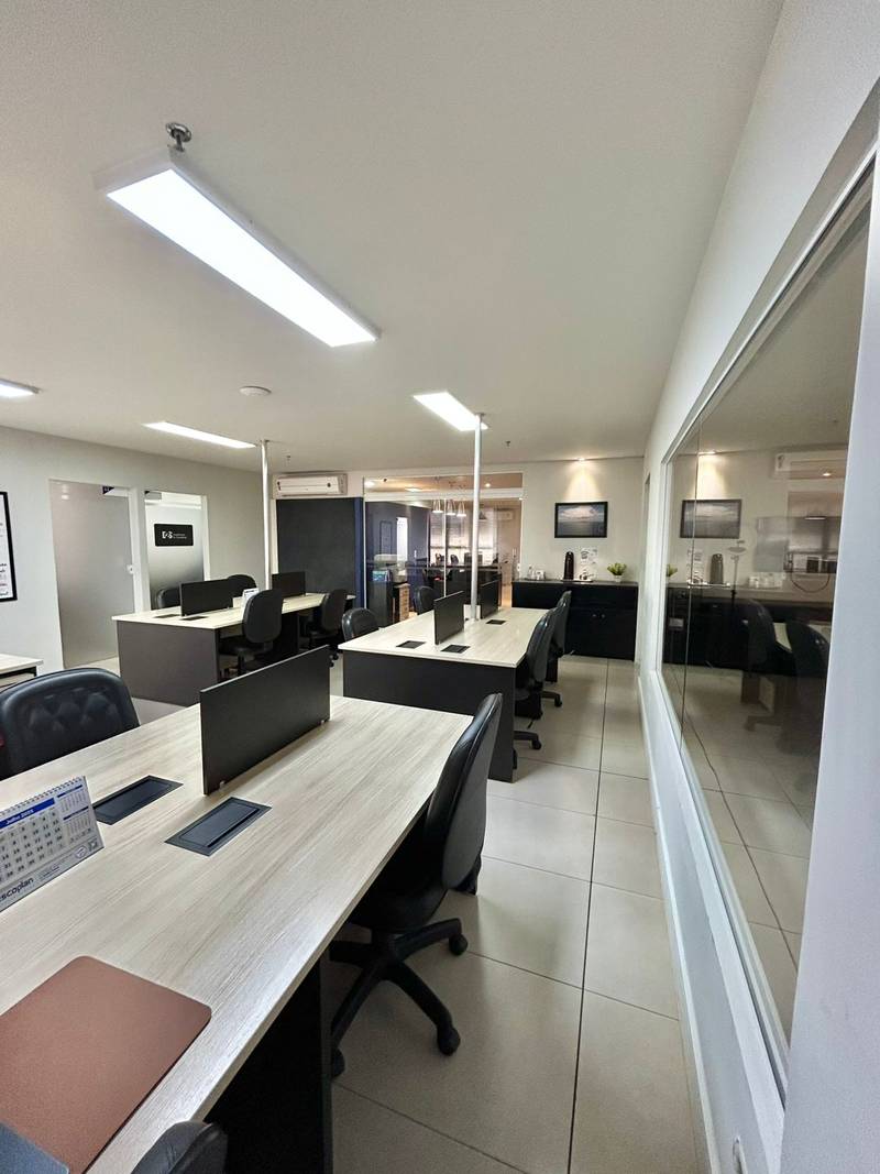 Mesas do coworking do Top Office vistas da entrada