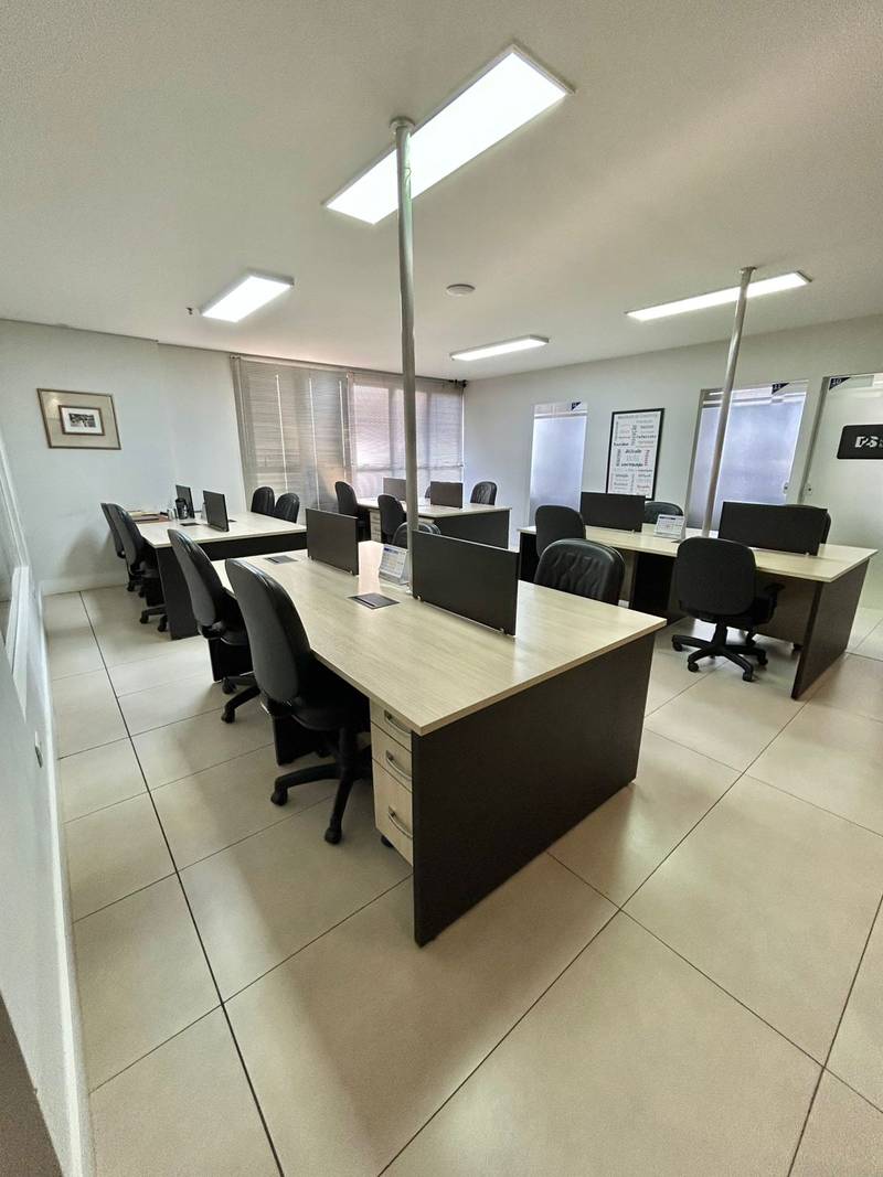 Coworking do Top Office, com janelas ao fundo