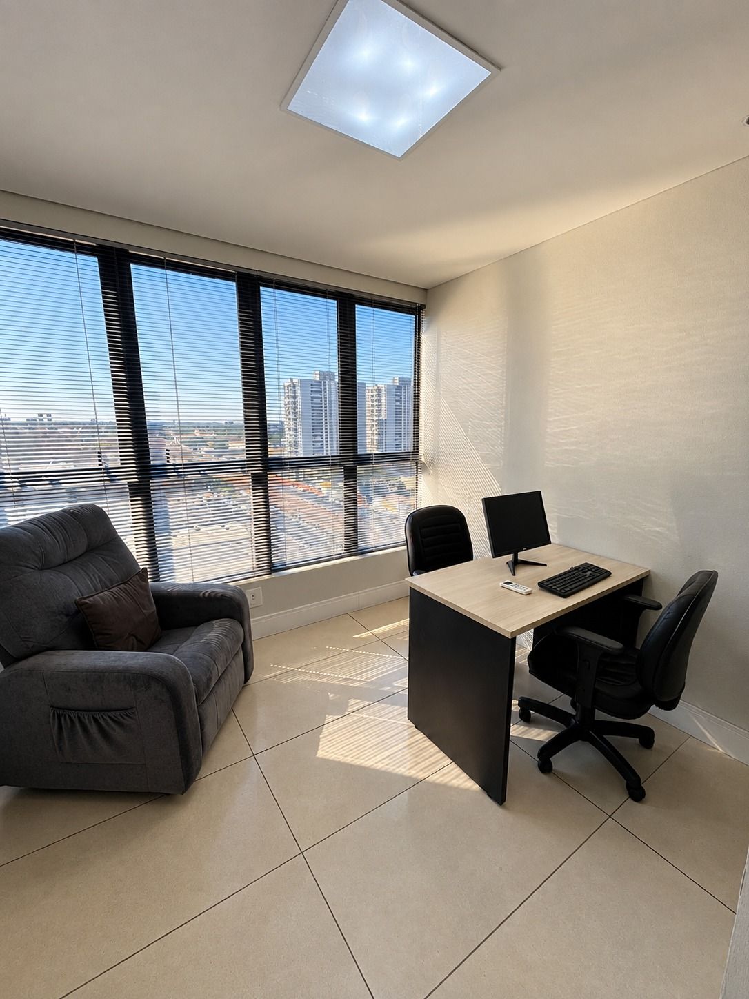 Sala executiva com vista da cidade no Átrium