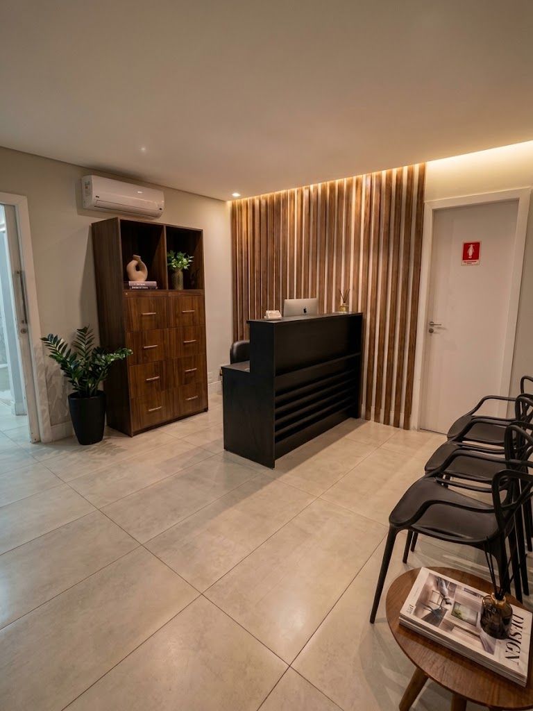 Recepção do 7º andar, com painel ripado